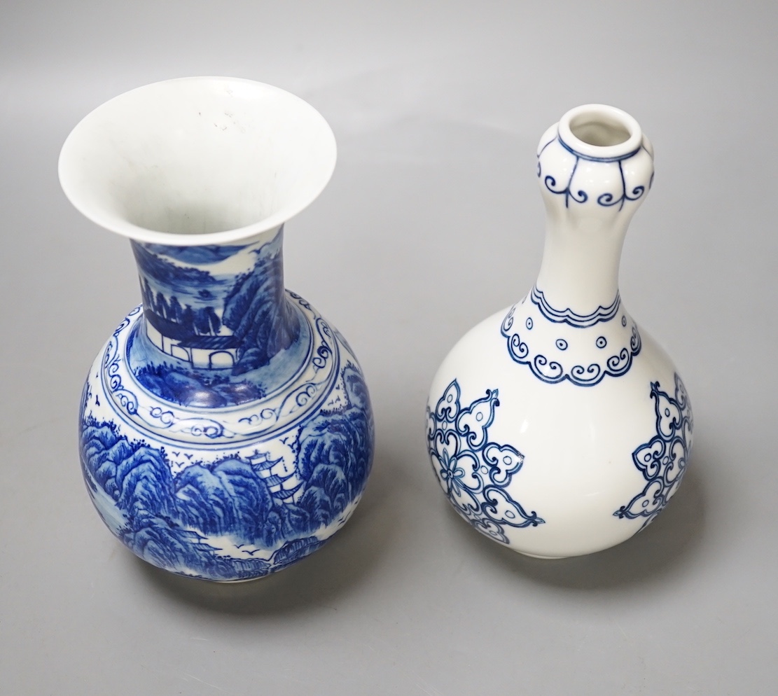 Two Chinese blue and white vases, 18cm